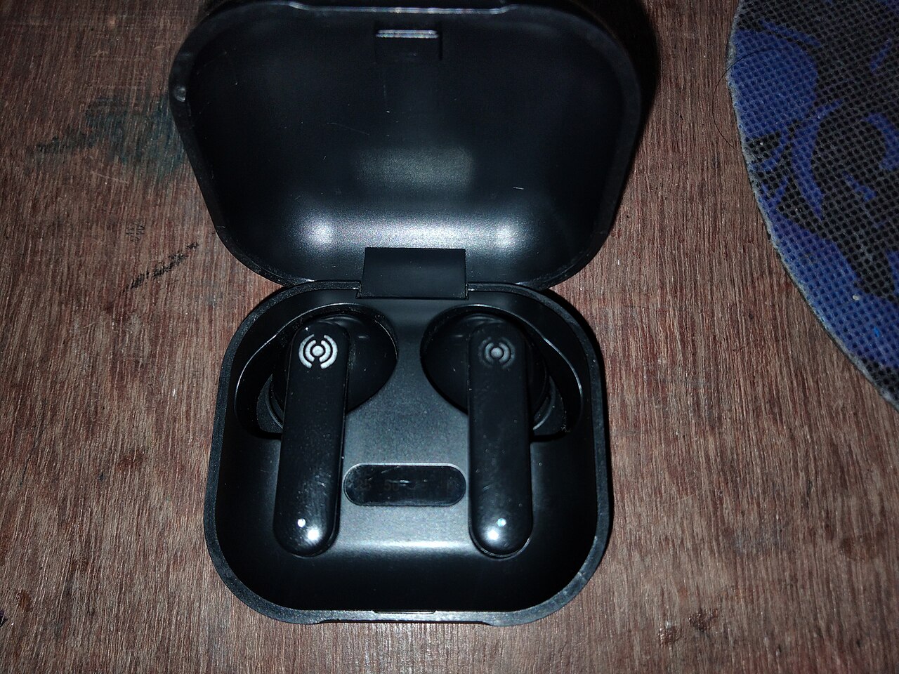 auriculares bluetooth inal&aacute;mbricos en su estuche de carga