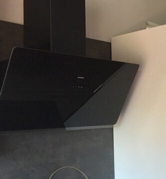 Campana extractora de cocina moderna instalada sobre la placa