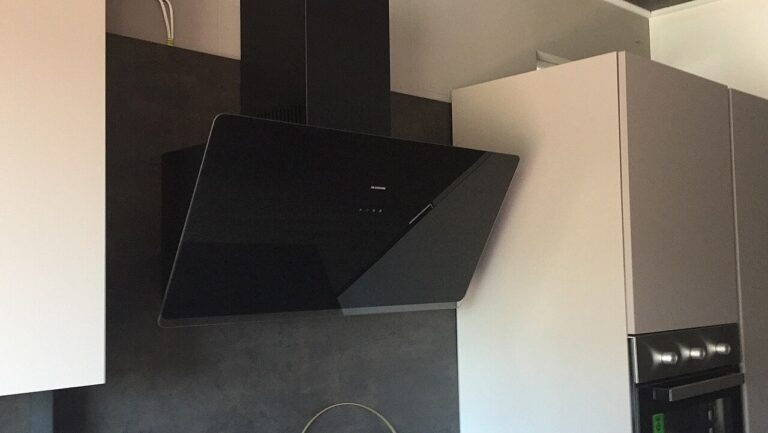 Campana extractora de cocina moderna instalada sobre la placa