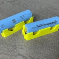 Celdas de iones de litio 18650 y 21700 una junto a otra