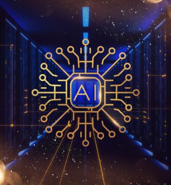 Persona usando un asistente de inteligencia artificial en el ordenador