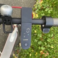 Pantalla de un patinete eléctrico Xiaomi M365 montada en el manillar, junto al puño y el acelerador