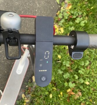 Pantalla de un patinete eléctrico Xiaomi M365 montada en el manillar, junto al puño y el acelerador
