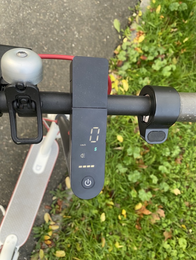Pantalla de un patinete el&eacute;ctrico Xiaomi M365 montada en el manillar, junto al pu&ntilde;o y el acelerador