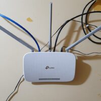 Router Wi-Fi doméstico con cuatro antenas externas orientables