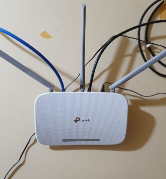 Router Wi-Fi doméstico con cuatro antenas externas orientables