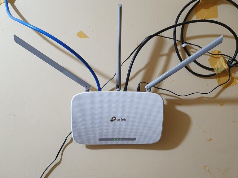 Router Wi-Fi doméstico con cuatro antenas externas orientables