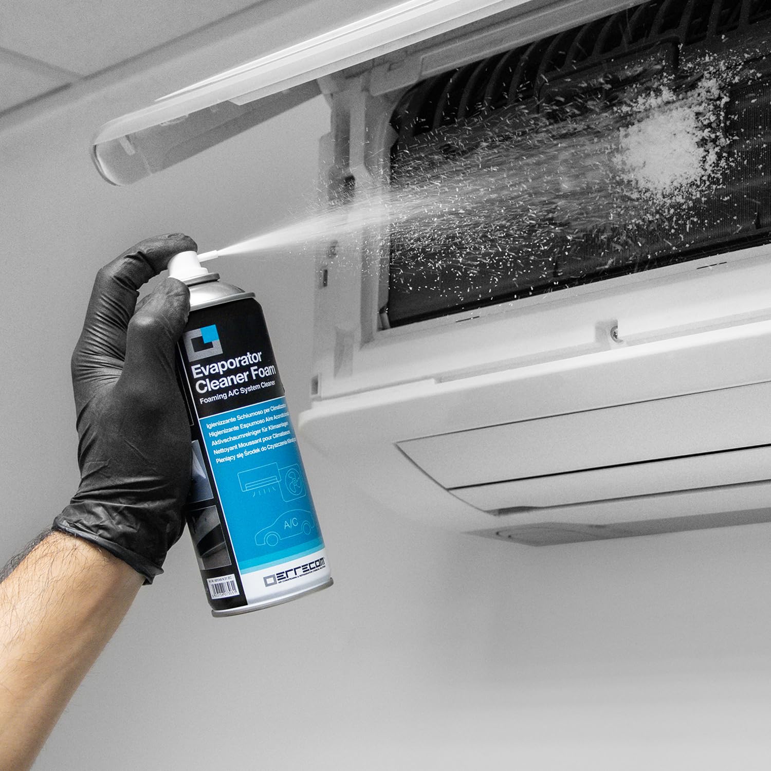 Limpieza del evaporador de una unidad interior de aire acondicionado split, una de las causas más habituales del goteo de agua