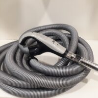 Manguera de aspiradora enrollada con empuñadura