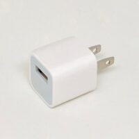 Cargador USB de móvil blanco sobre fondo claro