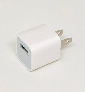 Cargador USB de móvil blanco sobre fondo claro