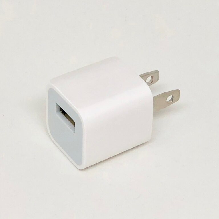 Cargador USB de móvil blanco sobre fondo claro
