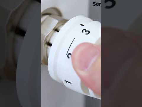 Purgando un radiador con una llave de purga para sacar el aire acumulado